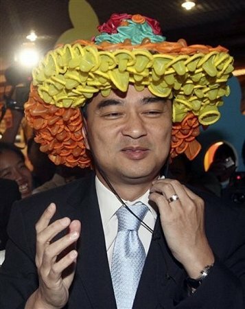 abhisit_hat.jpg